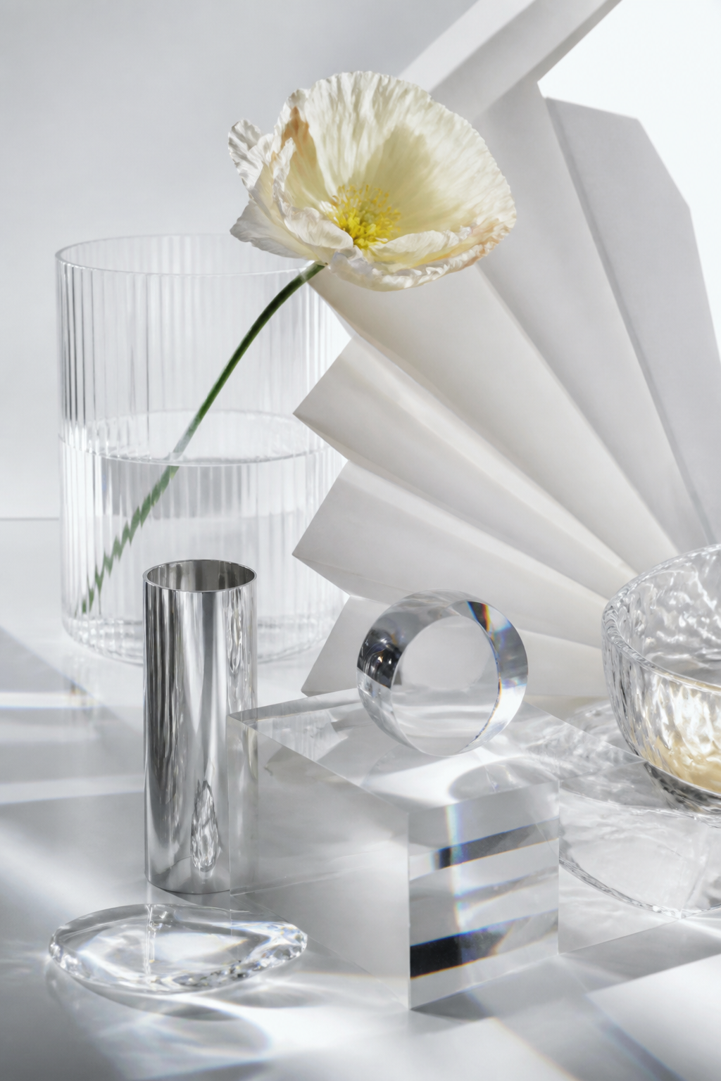 Naturaleza muerta blanca con cristal y reflejos prismáticos